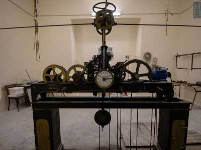 Decidiamo prima di scendere per andare a visitare un luogo di grande fascino: la sala dove si nasconde il macchinario dell�orologio da torre pi� grande della citt�